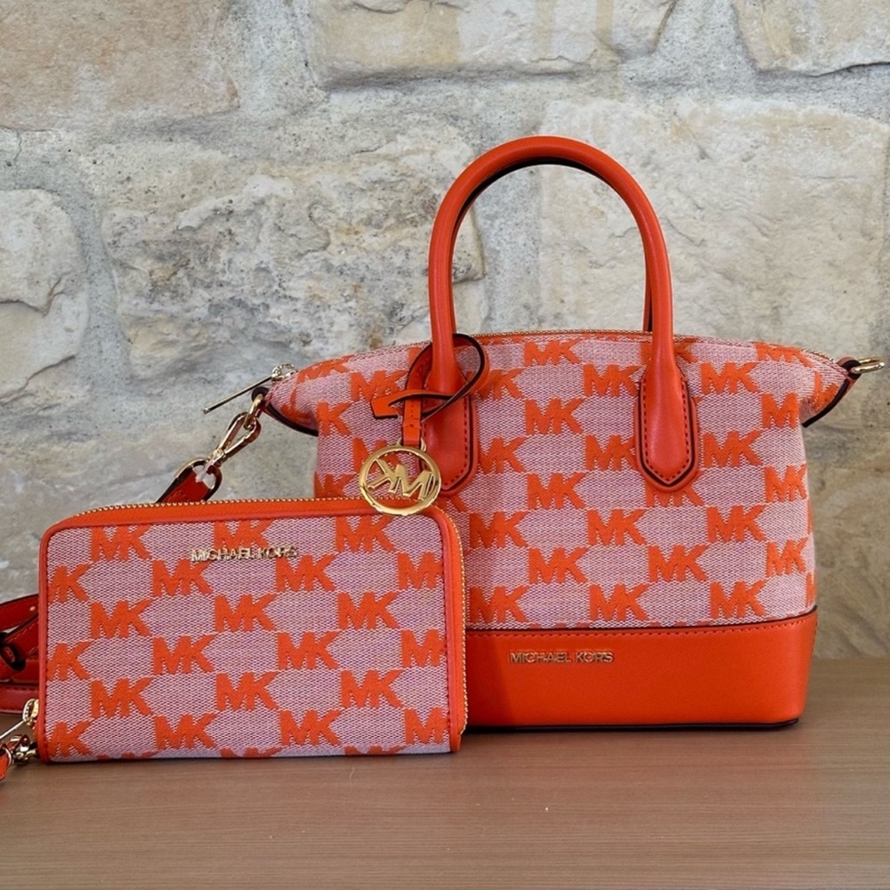 NWT 🍑Michael Kors bag and wallet set
